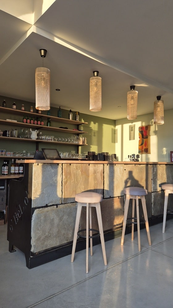 Bar à l'entrée du restaurant Obelo