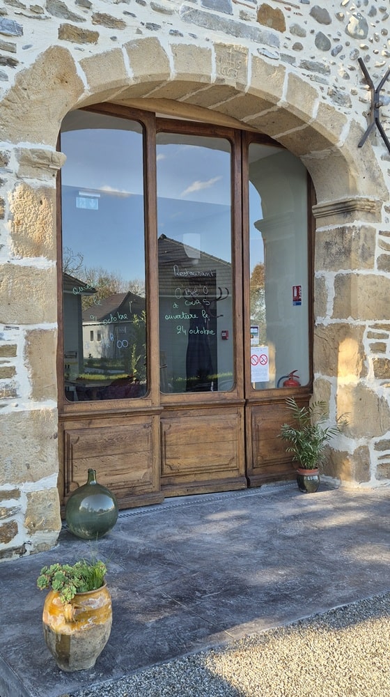 Porte d'entrée en bois et verre restaurant Obelo