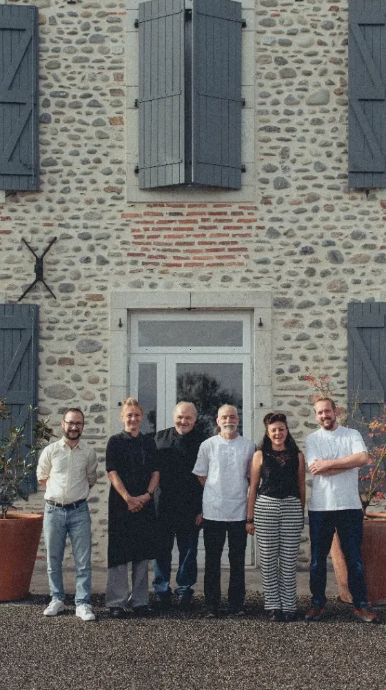 L'équipe du restaurant Obelo devant le bâtiment